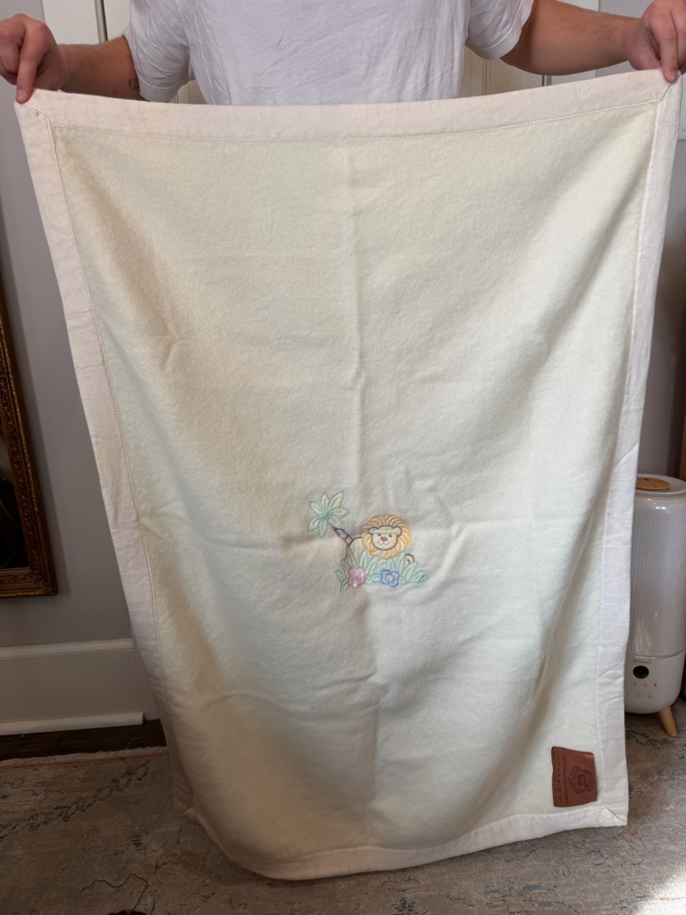 Compagnia Lane 100% Mongolian Cashmere Cream Blanket with Lion Embroidery - Picture 4 of 7